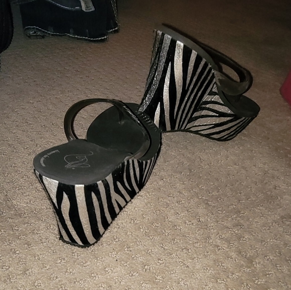 Shoes - Picture 2 of 4